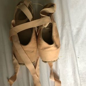 Used Gaynor Minden Pointe Shoes